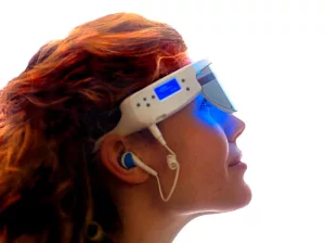 la luminothérapie avec les lunettes psio, cette femme est équipée du dispositif, les lunettes et les écouteurs